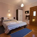 דירה Topic & Krk Location קרק